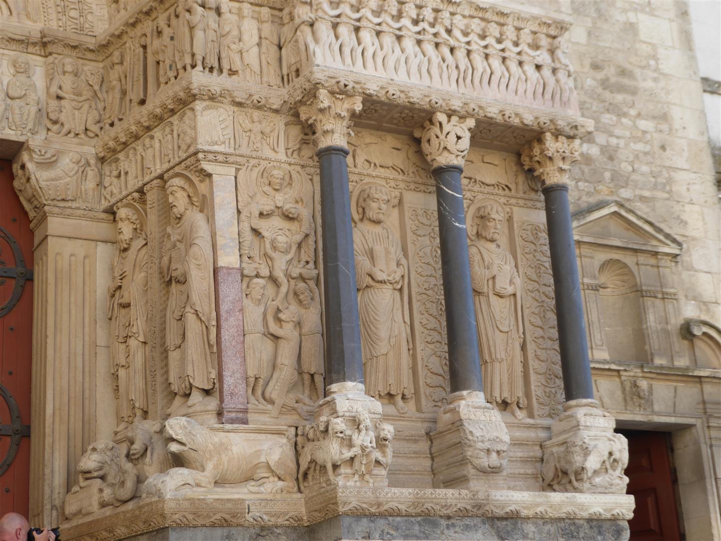de gauche à droite le martyre d'Etienne,saint Jacques le mineur, saint Philippe